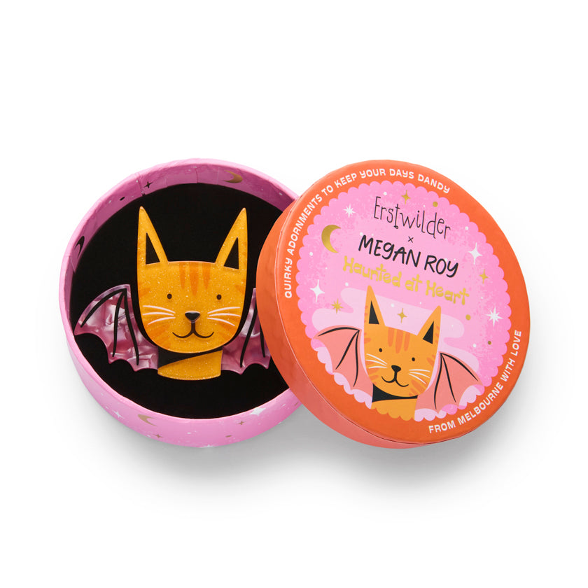 Geflügelte Katzenbrosche