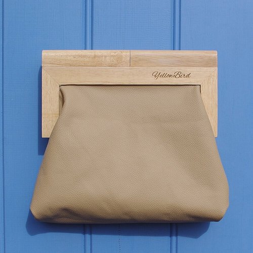 Helle lohfarbene Leder-Clutch „Evelyn“